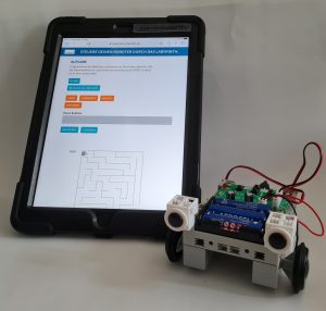 zusammengebauter Roboter und Tablet mit interaktiver Übung "Steuere deinen Roboter durch das Labyrinth"